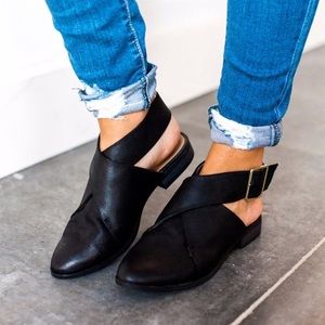 MOVING SALE! 5 ⭐️ Black Criss Cross Flats